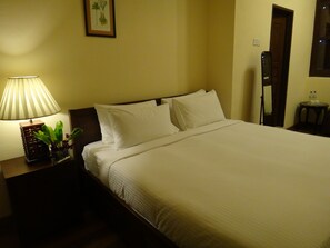 Zimmer, 1 King-Bett | Zimmersafe, schallisolierte Zimmer, Zustellbetten, kostenloses WLAN