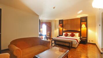 Executive Suite | 1 bedroom, in-room safe, desk, laptop workspace