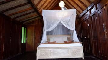 Una habitación de madera con una cama bajo un dosel, paredes de madera y techo inclinado.