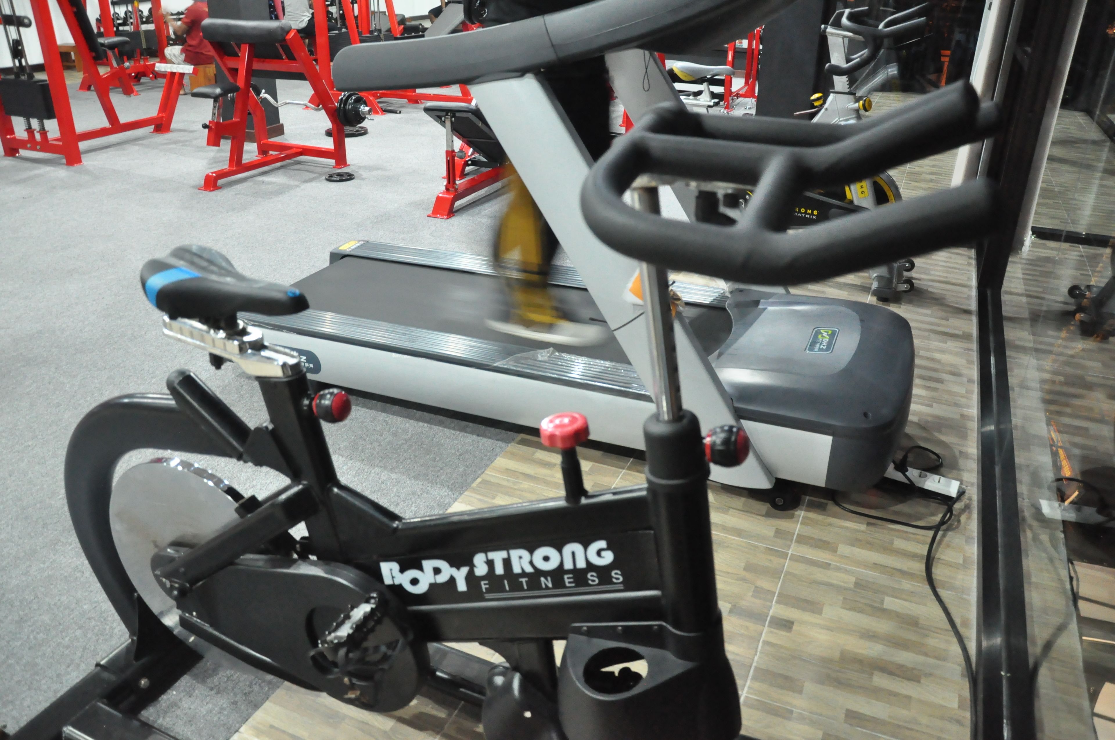 Una bicicleta estática con panel de control y asiento.