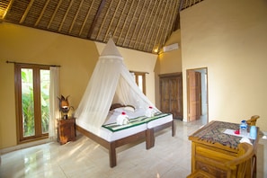 Desk, free WiFi, bed sheets - Mushroom Garden Villas (Lembongan Island)