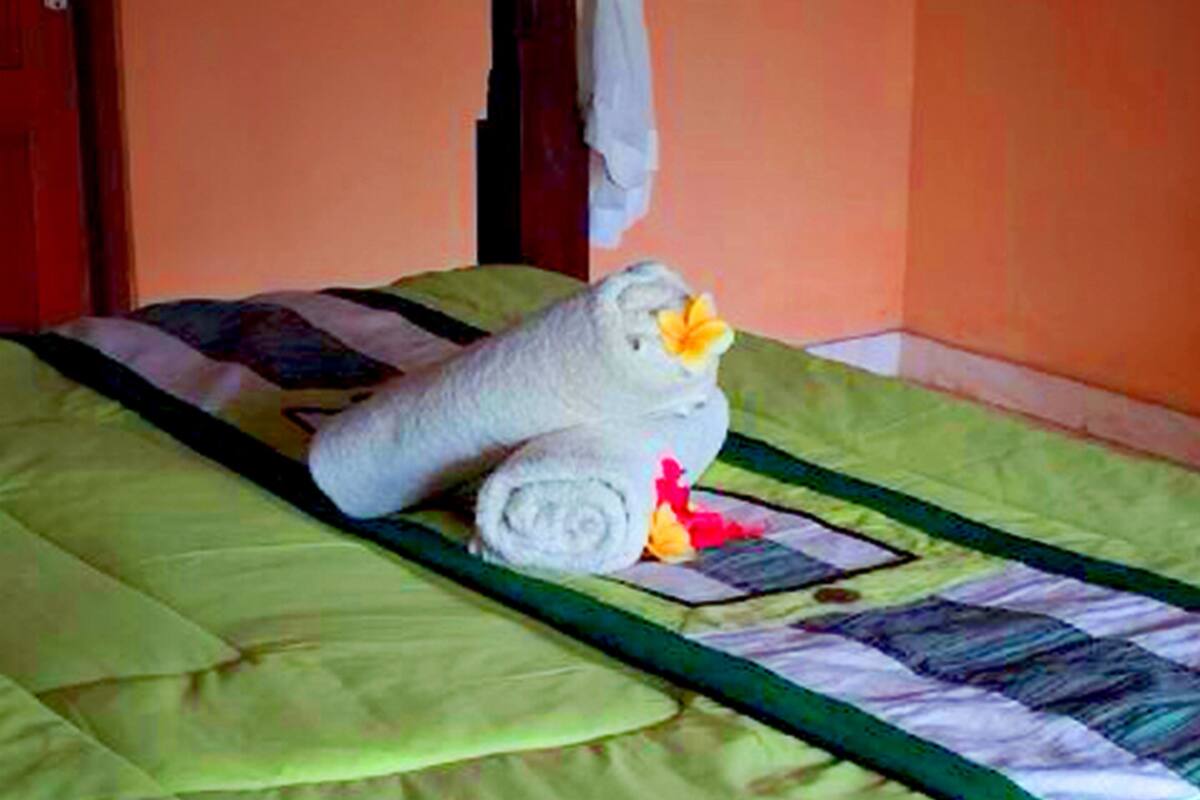 Escritorio, wifi gratis, ropa de cama