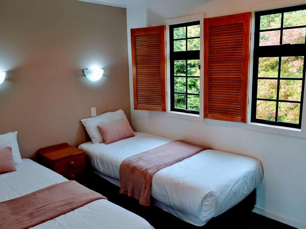 办公桌、遮光窗帘、熨斗/熨衣板、婴儿床