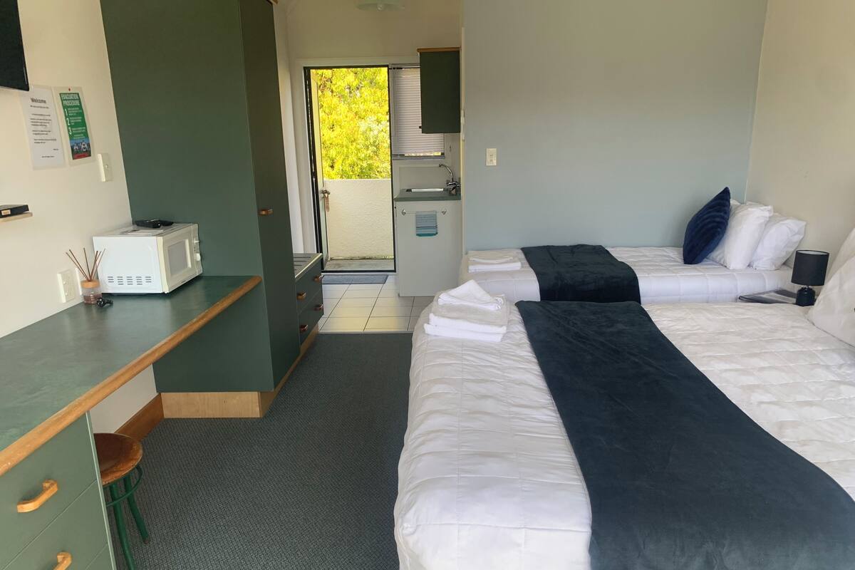 Deluxe Twin Room | Desk, blackout drapes, iron/ironing board, cribs (surcharge)