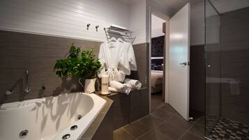 Studio (Birch) | Badezimmer | Badewanne und Dusche (separat), Whirlpool, Designer-Toilettenartikel