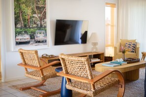 Villa supérieure | Aire de séjour | Téléviseur à écran plat de 0 po avec télévision numérique, téléviseur