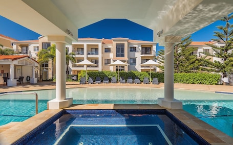 2 piscinas al aire libre, sombrillas, sillones reclinables de piscina