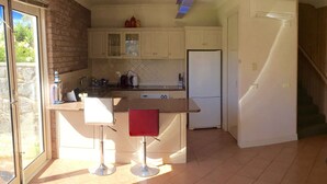 Fridge, microwave, oven, stovetop - Port Fairy Getaway (Port Fairy)