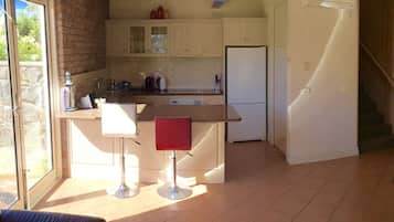 Lemari es, microwave, oven, dan kompor