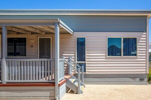 Tabla de planchar con plancha, wifi gratis y ropa de cama