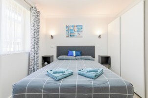 Tabla de planchar con plancha, wifi gratis y ropa de cama