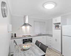 Chalet, 2 makuuhuonetta, tupakointi kielletty, keittiö | Yksityinen keittiö | Täysikokoinen jääkaappi, mikroaaltouuni, liesi, vedenkeitin