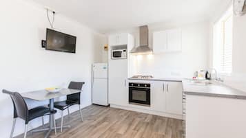 Nhà gỗ, 1 phòng ngủ, không hút thuốc, bếp (chalet) | Bếp riêng | Tủ lạnh, lò vi sóng, bếp nấu, ấm điện