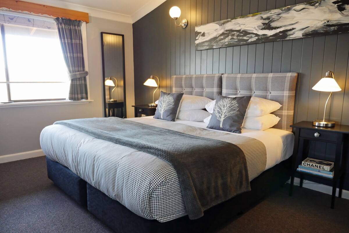 Superior tweepersoonskamer, 1 kingsize bed, uitzicht op meer | Verduisterende gordijnen, een strijkplank/strijkijzer, gratis wifi
