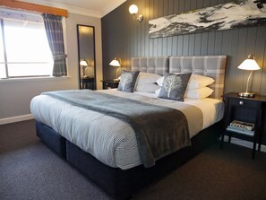 Chambre Double Supérieure, 1 très grand lit, vue lac | Rideaux occultants, fer et planche à repasser, Wi-Fi gratuit