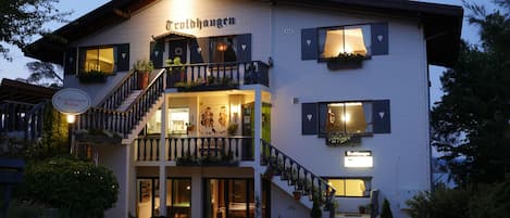 住宿正面 (夜晚)