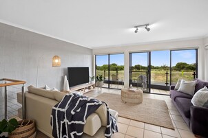 标准公寓, 2 间卧室, 无烟房, 厨房 | 起居区 | 电视、DVD 播放器