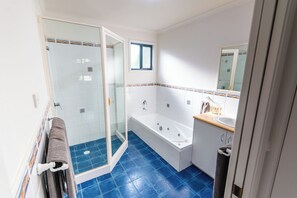 4 Bedroom Deluxe Waterfront Spa Villa 9 | Individually furnished, blackout drapes, soundproofing - Tasman Holiday Parks - Jervis Bay (Woollamia)