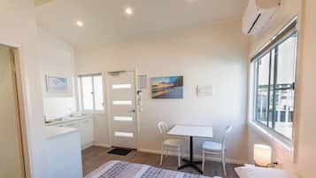 Studio | Ameublement personnalisé, rideaux occultants, chambres insonorisées