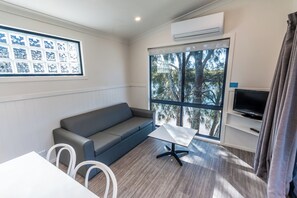 2 Bedrooms Deluxe Waterfront Spa Villa 16 | Individually furnished, blackout drapes, soundproofing - Tasman Holiday Parks - Jervis Bay (Woollamia)