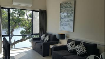 Premium appartement, 2 slaapkamers (Waterfront) | Woonruimte | Een 32-inch flatscreentelevisie met digitale zenders