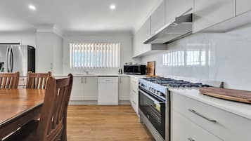 House, 5 Bedrooms | Private kitchen