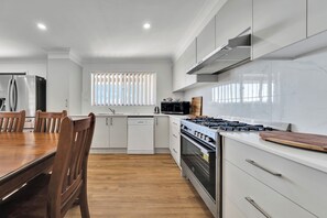 House, 5 Bedrooms | Private kitchen | Electric kettle - Stockmans Motel (Kingswood)