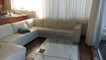 Apartamento econômico, 3 quartos | Área de estar | Smart TV 42 polegadas com canais a cabo, TV