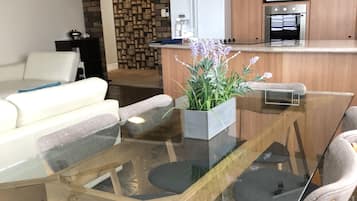 Apartamento standard, 2 quartos | Cozinha privada | Geladeira grande, micro-ondas, cooktop, lava-louças