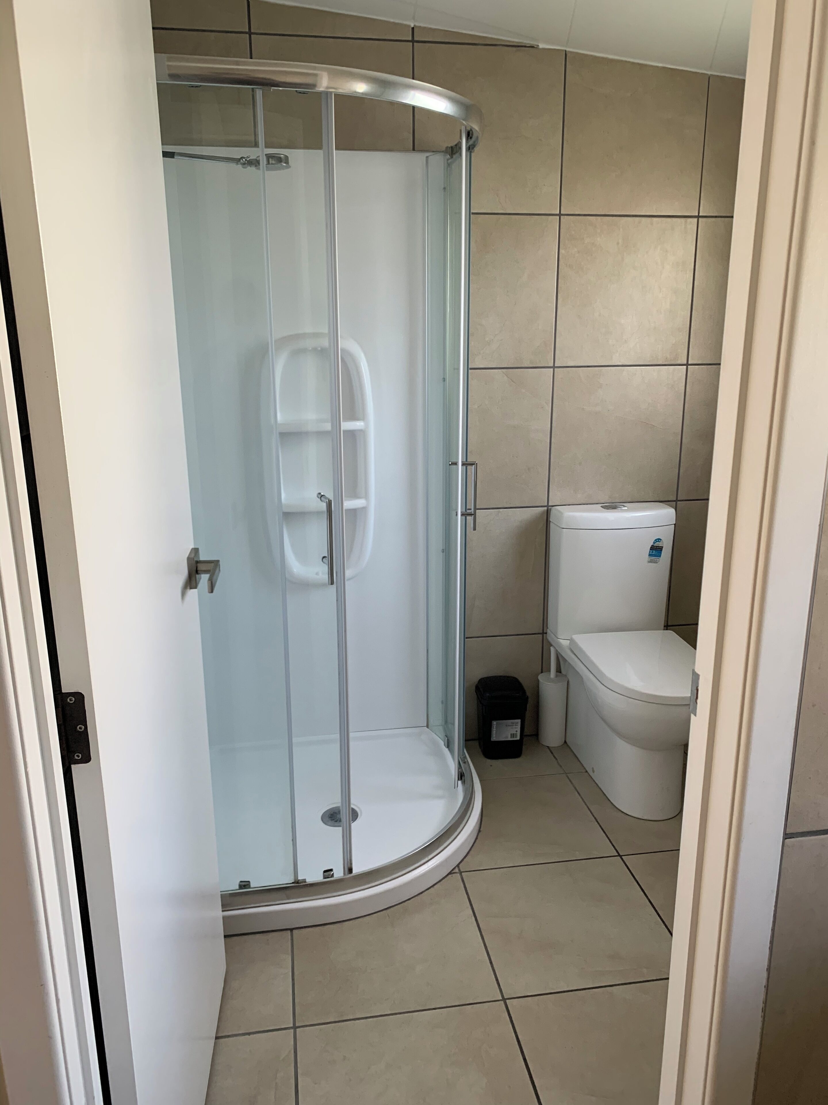 Unit 12: Access wheelchair unit | Phòng tắm | Buồng tắm vòi sen, đồ dùng nhà tắm miễn phí, máy sấy tóc, khăn tắm 