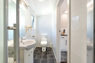Units 9+10 Standard studio | Bathroom | Shower, free toiletries, hair dryer, towels