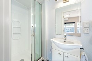 Units 9+10 Standard studio | Bathroom | Shower, free toiletries, hair dryer, towels