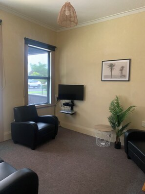 Unit 14: Two bedroom cottage | Vardagsrum | 40-tums platt-tv med satellitkanaler