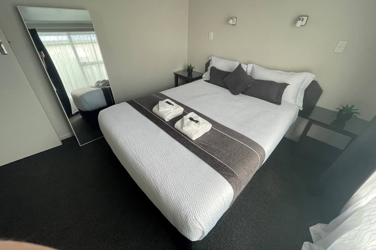 Units 6+7: One Bedroom units | Bộ trải giường bằng vải cotton Ai Cập, bộ đồ giường cao cấp, bàn 