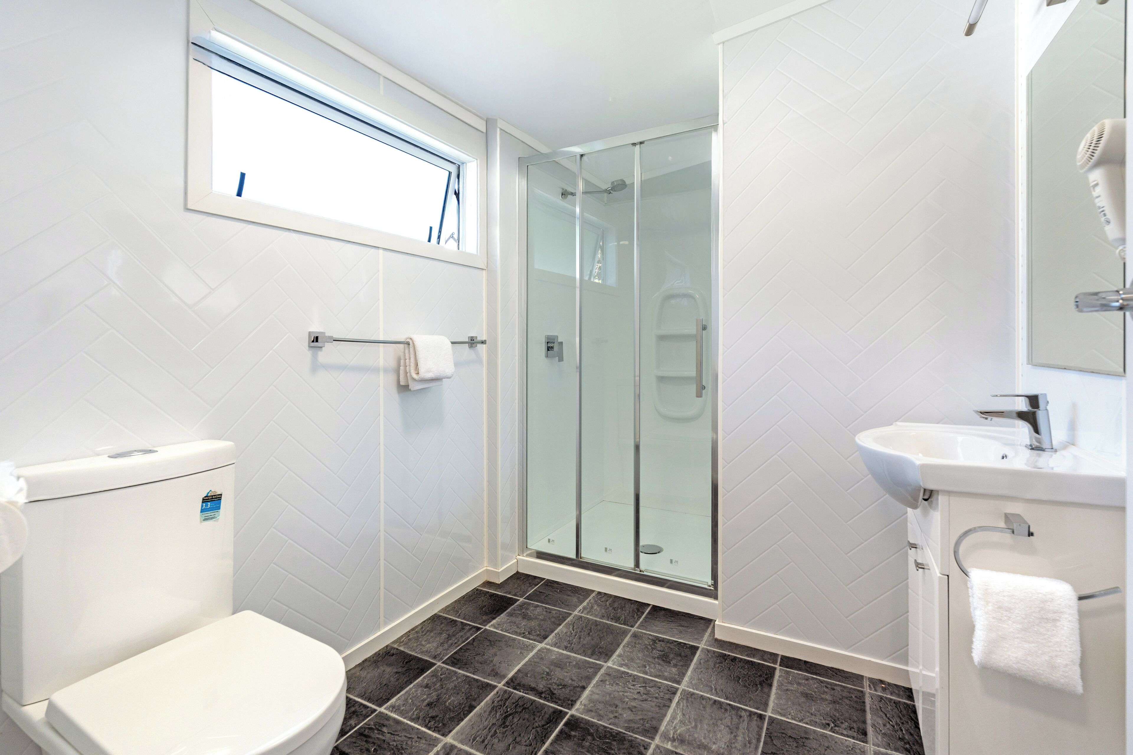 Unit 11 Studio Suite | Bad | Dusj, toalettartikler (inkludert), hårføner og håndklær