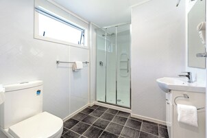 Unit 11 Studio Suite | Bathroom | Shower, free toiletries, hair dryer, towels