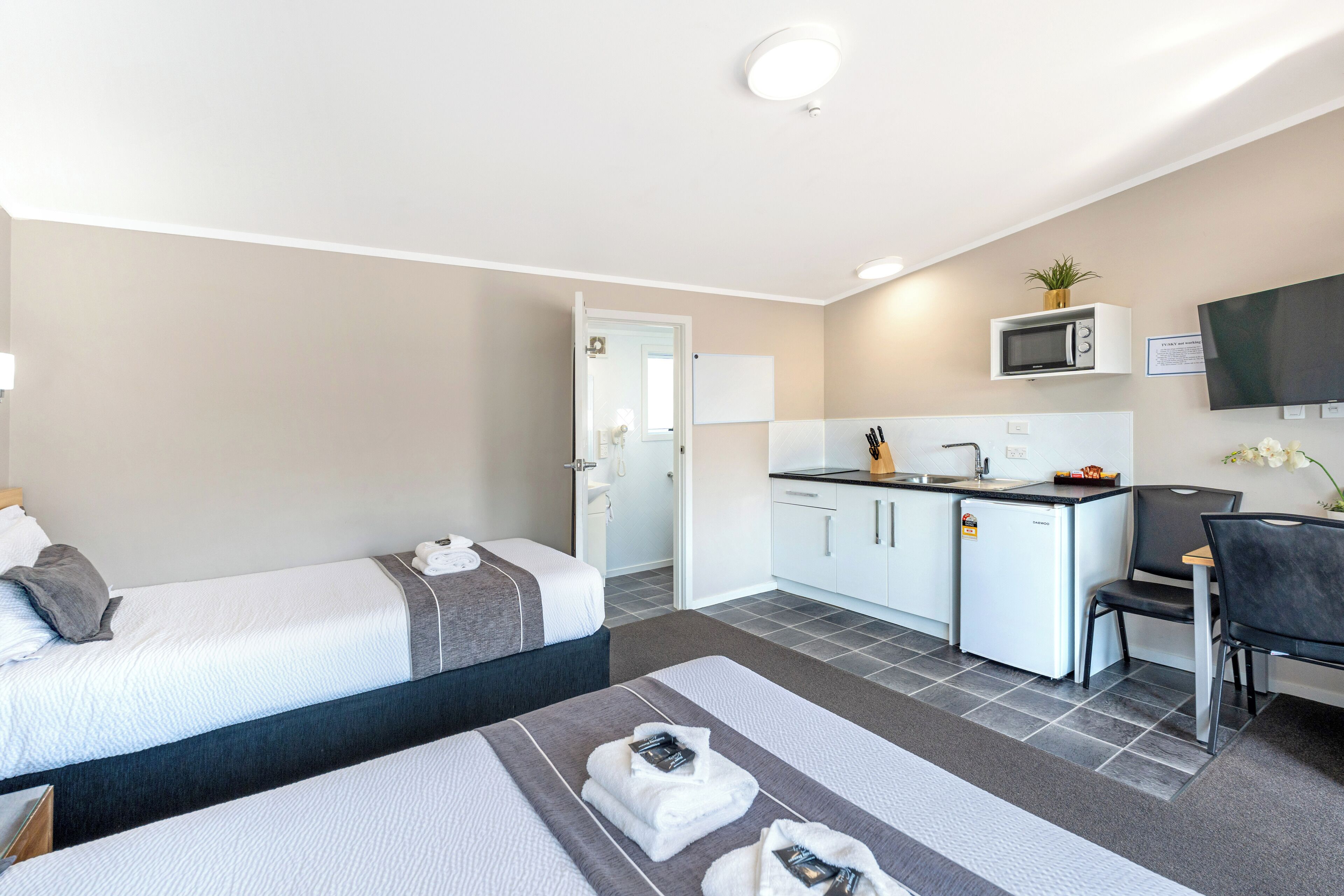 Units 9+10 Standard studio | Private kitchen | Fridge, microwave, stovetop, toaster