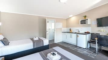 Units 9+10 Standard studio | Private kitchen | Fridge, microwave, stovetop, toaster