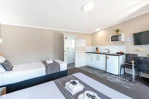 Units 9+10 Standard studio | 専用キッチン | 冷蔵庫、電子レンジ、コンロ、トースター