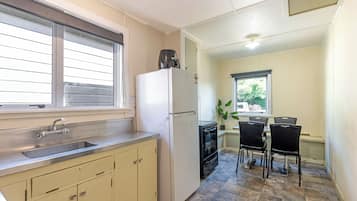 Unit 21: Three-bedroom cottage | In-room dining