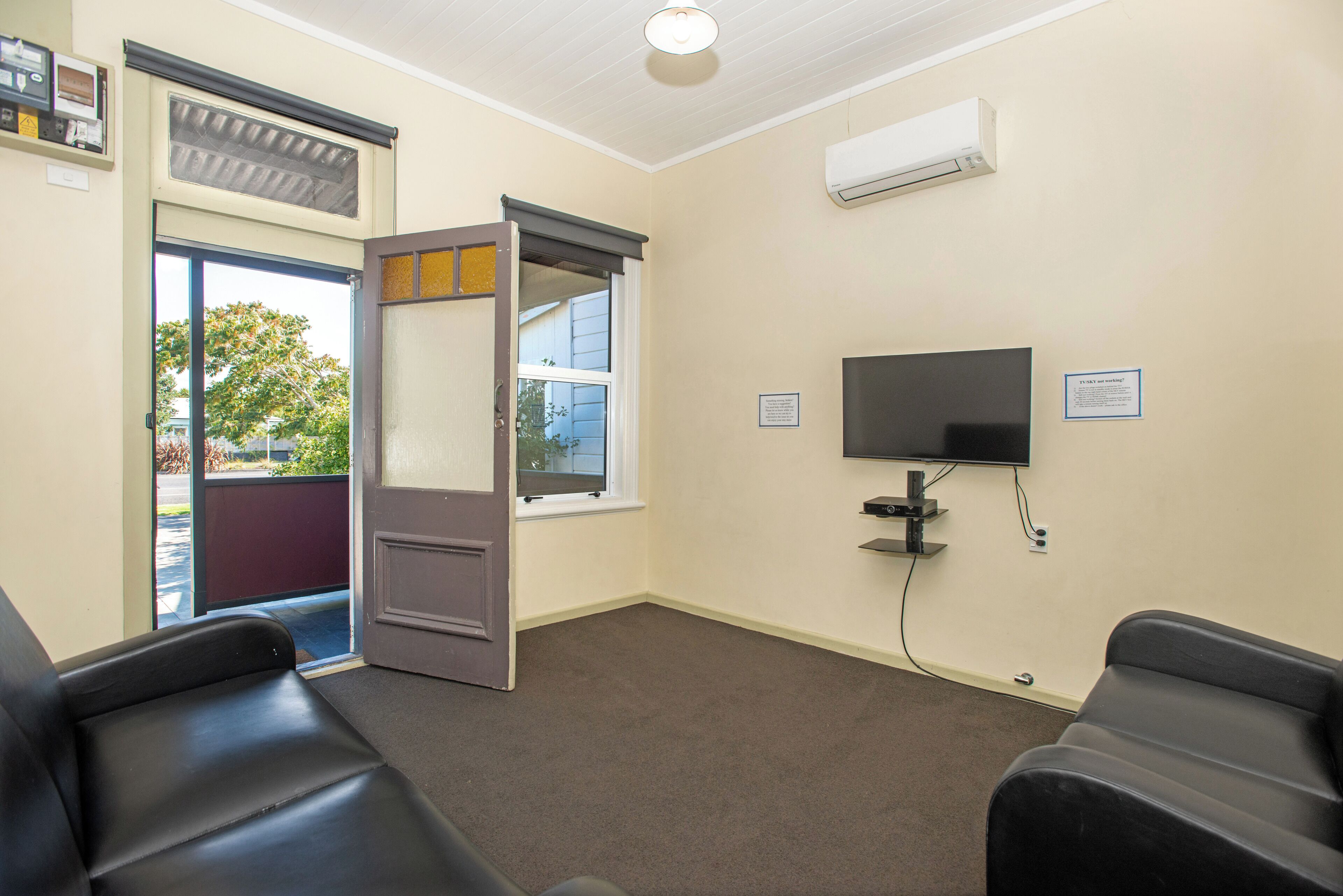 Unit 21: Three-bedroom cottage | Living area | 40-inch flat-screen TV with satellite channels