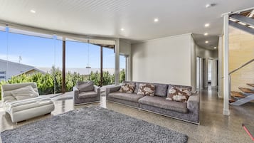 Casa Luxury, 4 camere da letto, vista mare, di fronte alla spiaggia | Area soggiorno | TV a schermo piatto