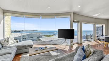 Luxury House, 4 Bedrooms, Sea View, Beachfront | Living area