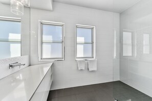 Luxury House, 4 Bedrooms, Beach View, Beachfront | Bathroom amenities | Free toiletries, hair dryer, towels, toilet paper - Aloha Waterfront Properties (Robe)