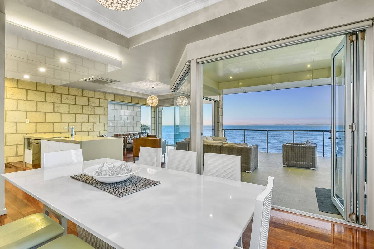 Luxury House, 4 Bedrooms, Beach View, Beachfront | Dining