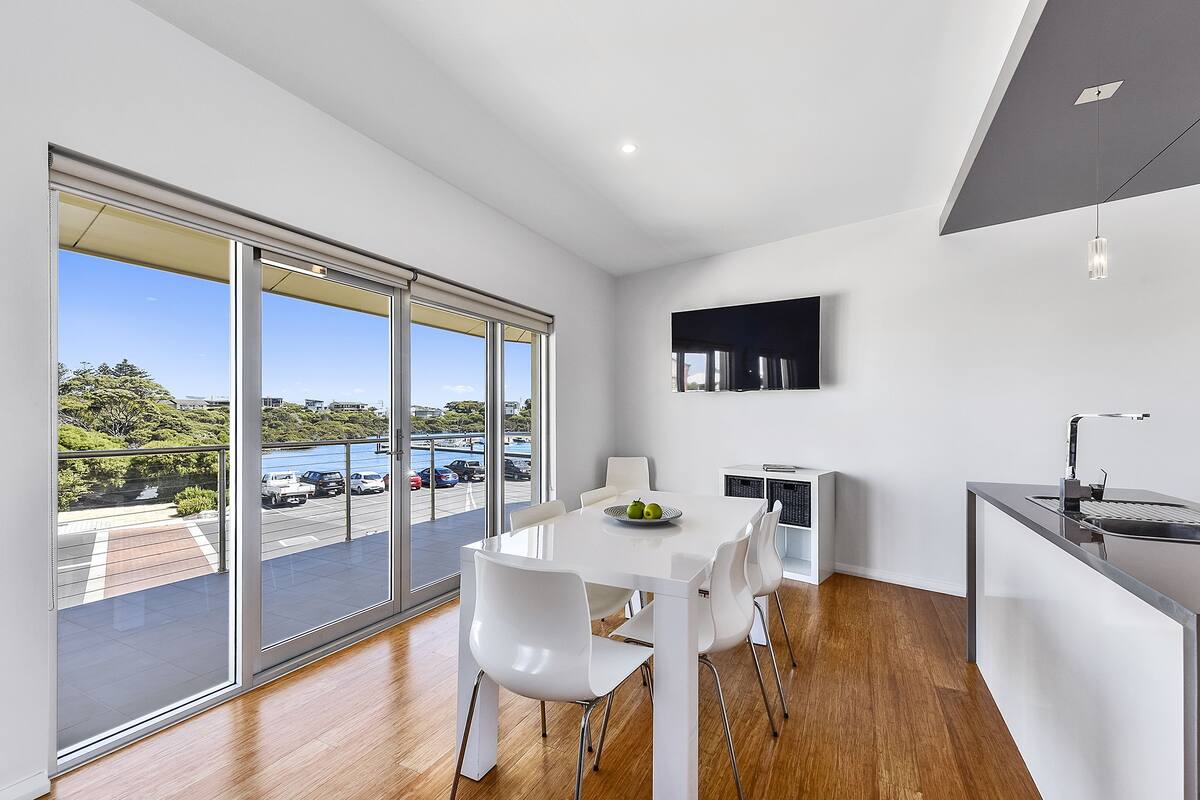 Marina View (3) - 2 bedroom  | Laptop workspace, soundproofing, iron/ironing board, WiFi (free)