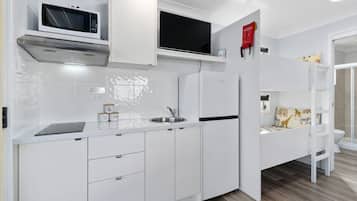 Microondas, placa de cocina, cafetera/tetera, utensilios de cocina