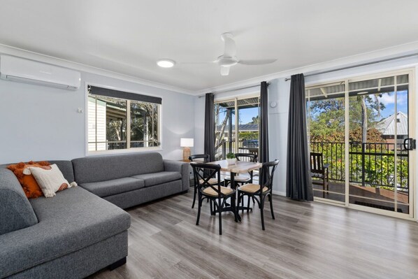 Deluxe-Ferienhütte, 1 Schlafzimmer, Nichtraucher, Kochnische | Wohnbereich | Fernseher