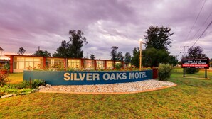 A motel sign with "SILVER OAKS MOTEL" written on a blue background. - Silver Oaks Motel (Gilgandra)