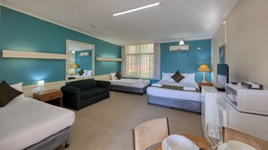 Big Family Room | Hypo-allergenic bedding, iron/ironing board, free WiFi, bed sheets - Silver Oaks Motel (Gilgandra)